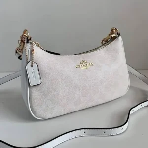 Bolsa Coach Teri Shoulder Monogram – Elegancia Clásica y Estilo Moderno